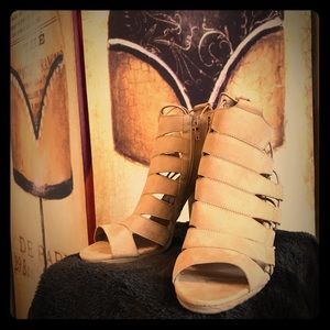 Quips tan suede ankle booties EUC